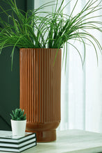 Load image into Gallery viewer, Avalyah Vase

