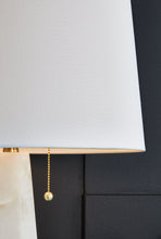 Load image into Gallery viewer, Laurellen Alabaster Table Lamp (1/CN)
