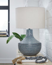 Load image into Gallery viewer, Schylarmont Metal Table Lamp (1/CN)
