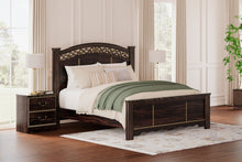 Load image into Gallery viewer, Glosmount Queen Poster Bed

